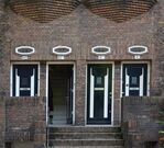 De entreepartij. Buitenste deuren voor 1e woonlaag, middendeuren voor hogere etage.
<br/>
Richard Keijzer, 2015-08-28